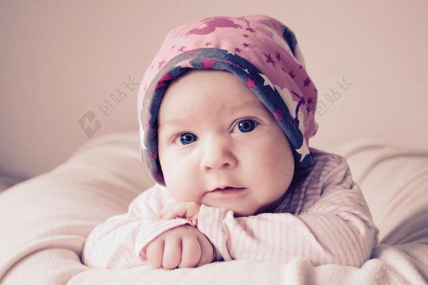 婴儿肖像可爱注视家里背景图片