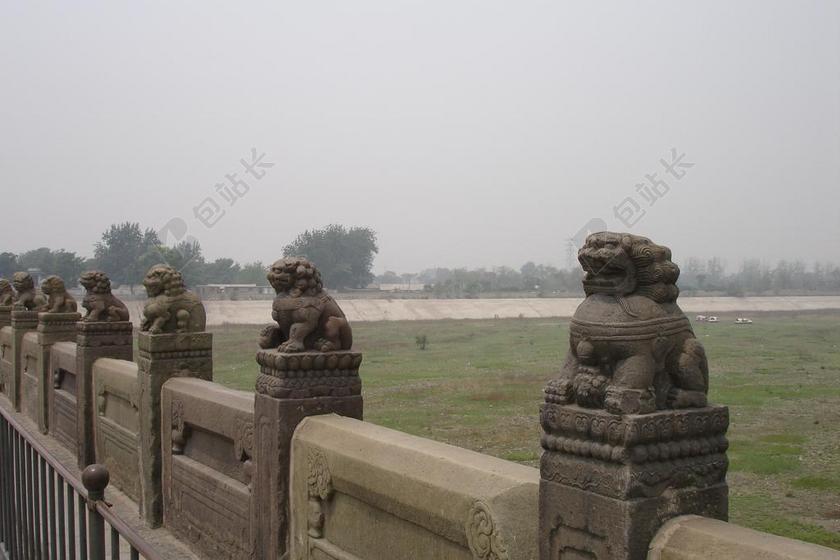 中国北京桥户外桥头石狮雕塑背景图片