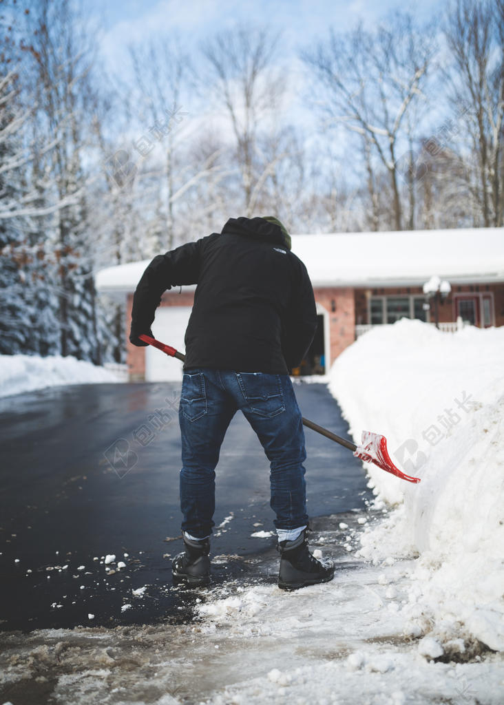 黑色白色旅游自然男人铲雪城市背景图片