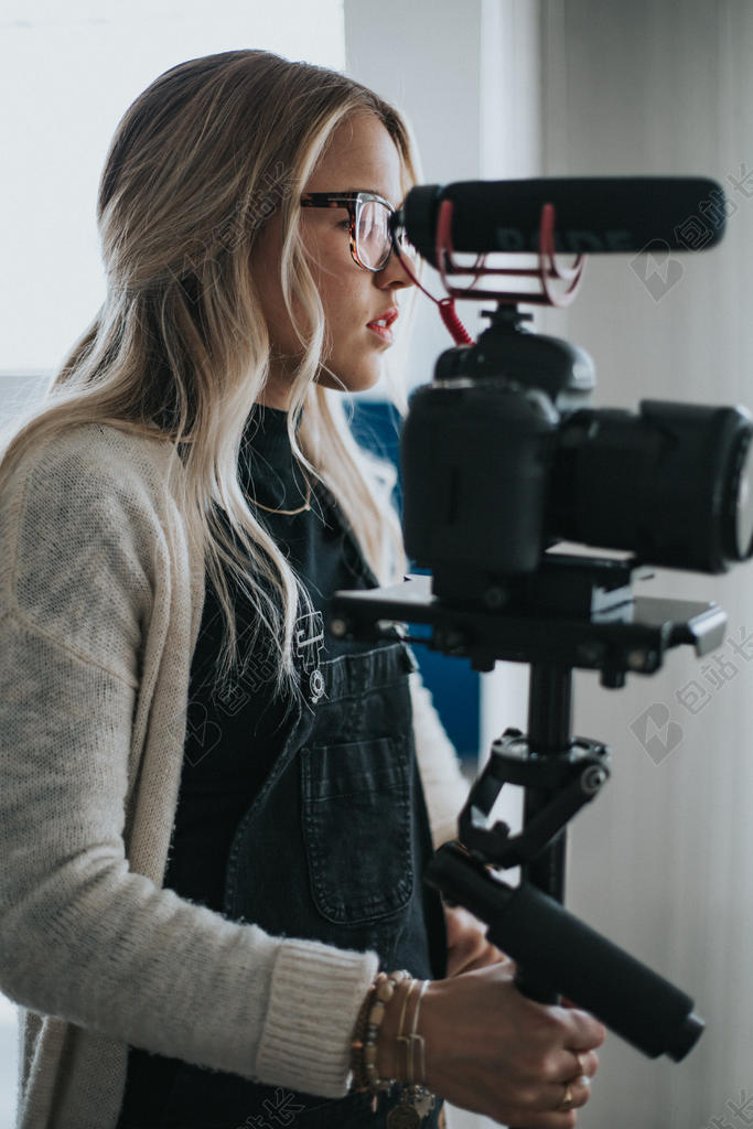 黑色艺术简约女性人像近景摄影技巧背景图片