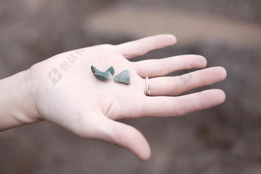 户外旅游手捧石子背景图片