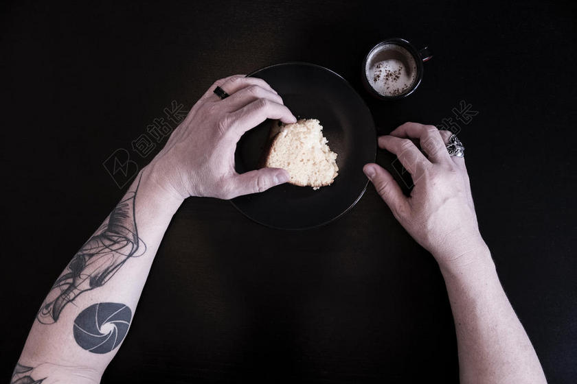 人体手纹身双手拿着面包就餐双手背景图片