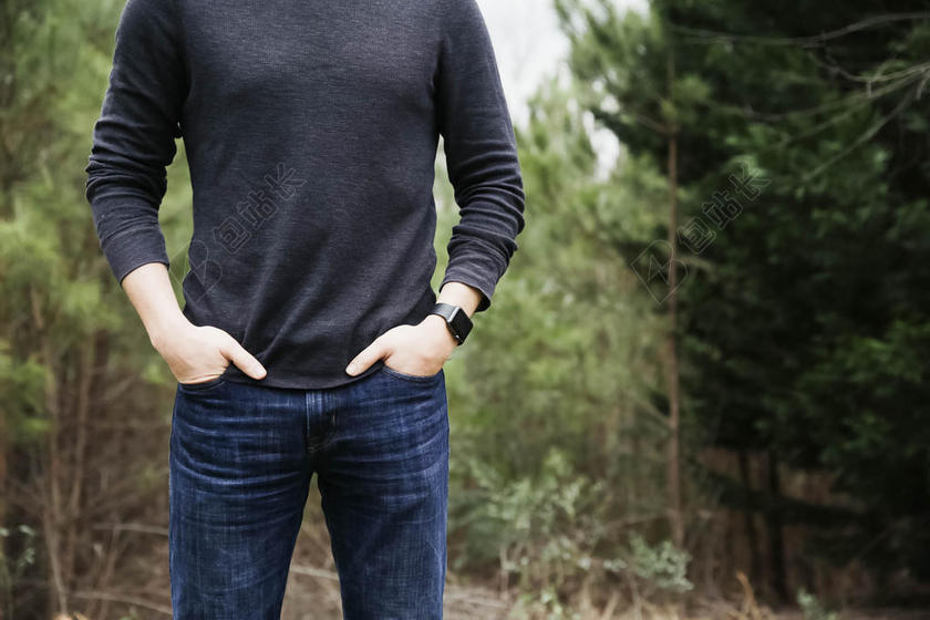 人局部林间叉腰的男人背景图片