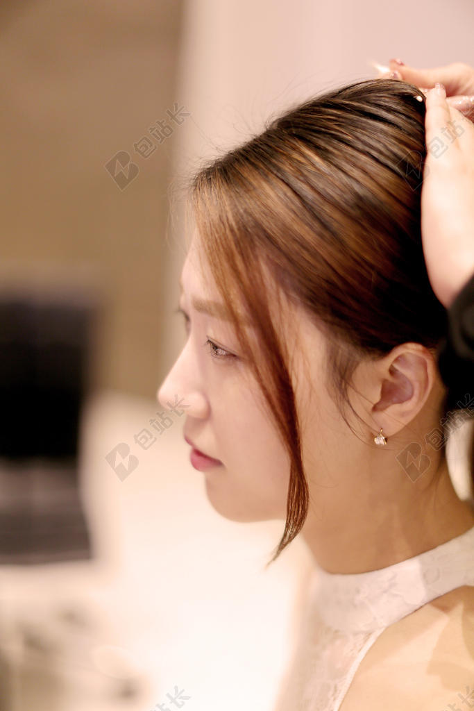 白色化妆唯美女人帮女人化妆办公背景图片