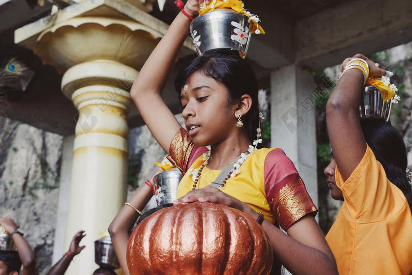 印度盛装的少女背景图片