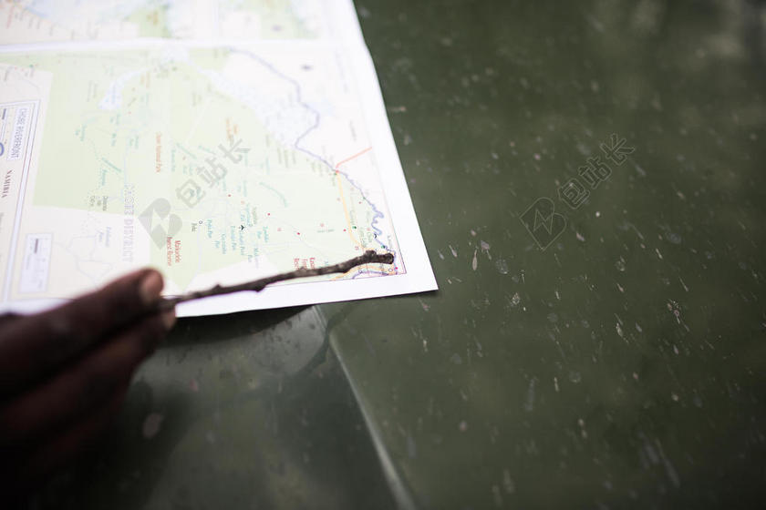 白灰简单手上的树枝指着地图地理旅游指导背景图片
