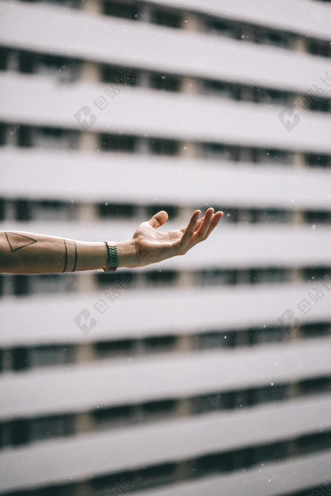 白色建筑手接雨水背景图片