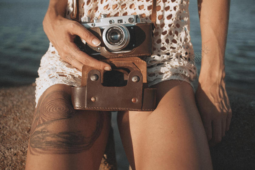 黄色广告简约唯美风海边使用相机背景图片