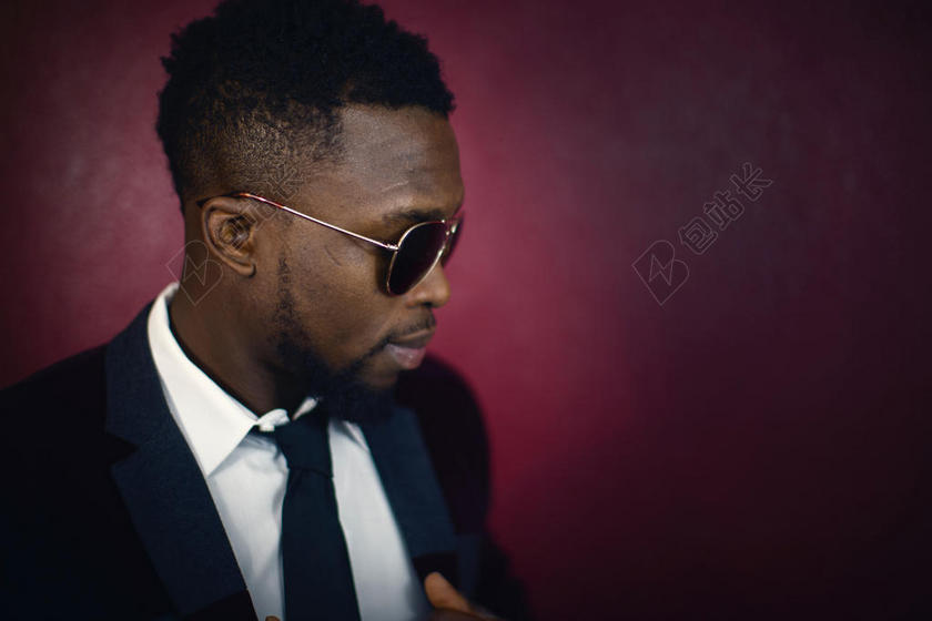 人时尚黑人戴墨镜穿西服背景图片