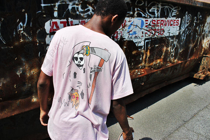 旅游唯美男人走过街区城市背景图片