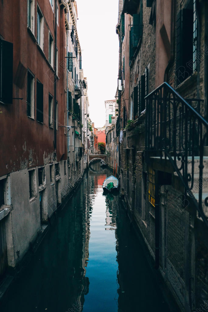 建筑狭窄河边房子门建筑设计住宅背景图片