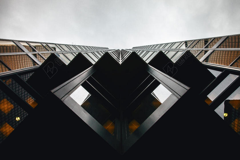 建筑创意仰视下的大楼几何弯曲墙面建筑设计背景图片