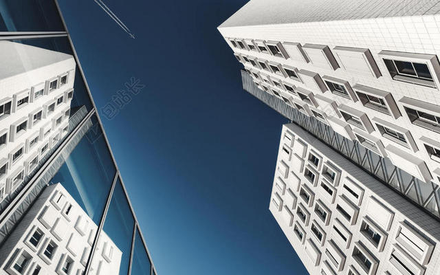 白蓝建筑创意白色外墙和玻璃外墙相对的建筑建筑设计背景图片
