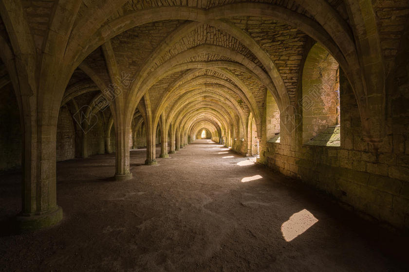 黄色建筑古典内部圆拱形石柱的房子建筑室内设计背景图片