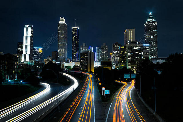 夜晚建筑现代高层城市交通夜景轨迹城市背景图片
