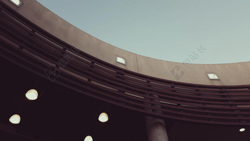 灰蓝建筑创意蓝天下的灯管圆形建筑建筑设计背景图片