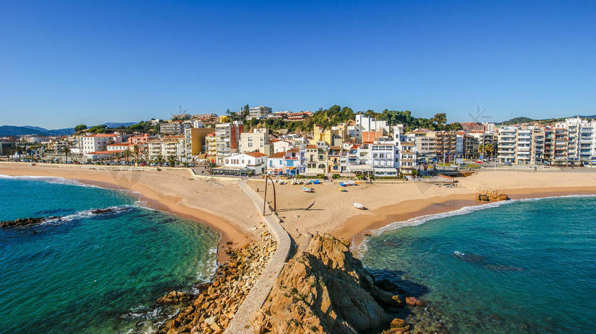 蓝色现代居民建筑海景房广告旅游背景图片