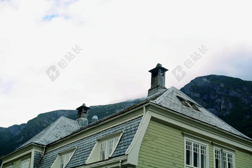 白色旅游自然房子在山上宣传背景图片