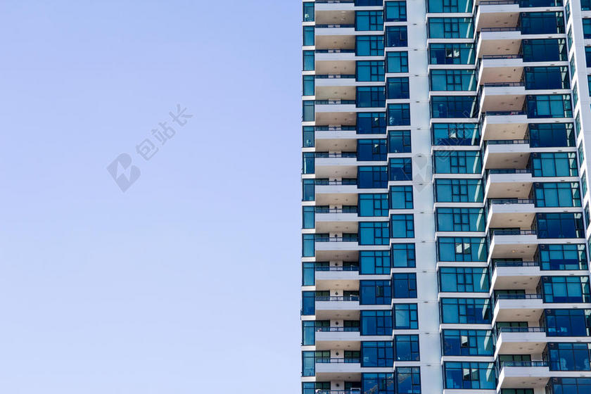蓝色高楼的玻璃窗户背景图片