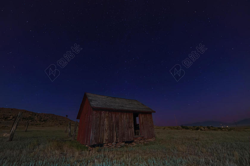 黑色旅游自然房子在郊外宣传背景图片