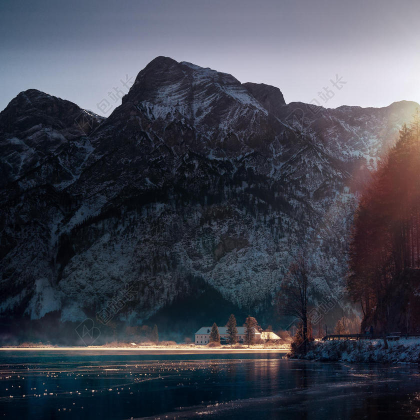 自然清新群山下的湖水和房子自然野外旅游背景图片