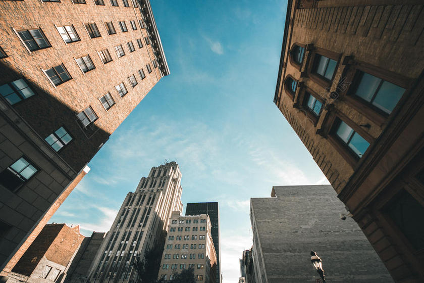 老旧公寓间的蓝天背景图片