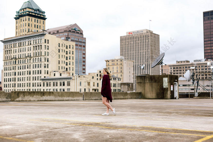 人物性感在高楼天台上行走的黑衣女孩人物摄影建筑背景图片