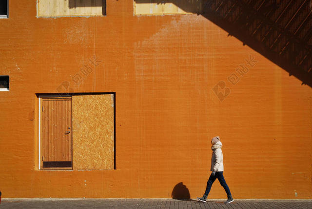 橙色简约简单朴素建筑行走女背景图片