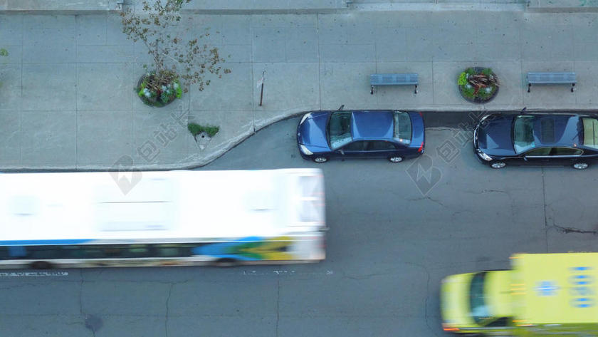 马路上飞驰的公交车背景图片