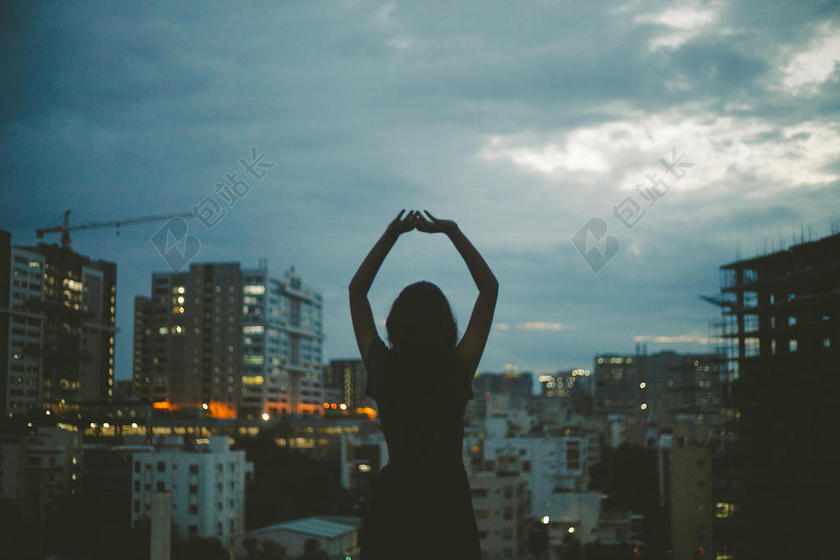 人物神秘灯光闪烁下举手的女孩人物摄影街拍背景图片