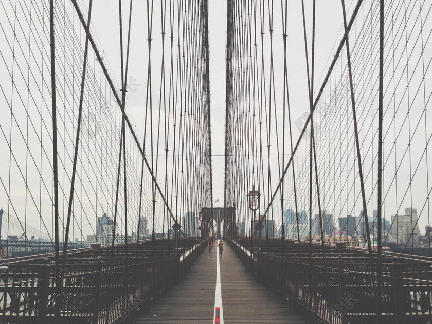 钢铁大桥的行人道背景图片