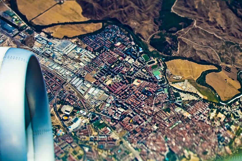 彩色建筑繁密飞机上俯视下的城市城市景观背景图片