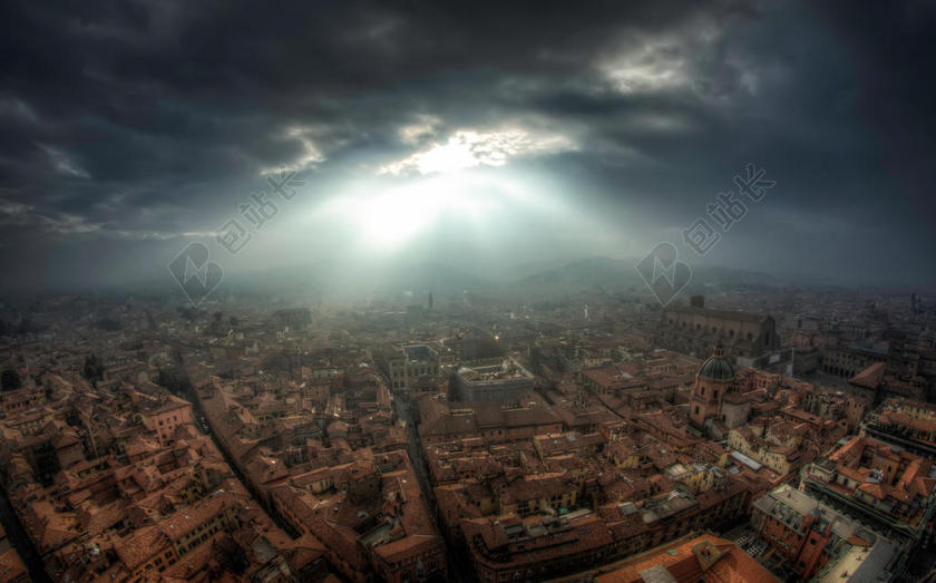 阴天的阴云和阳光背景图片