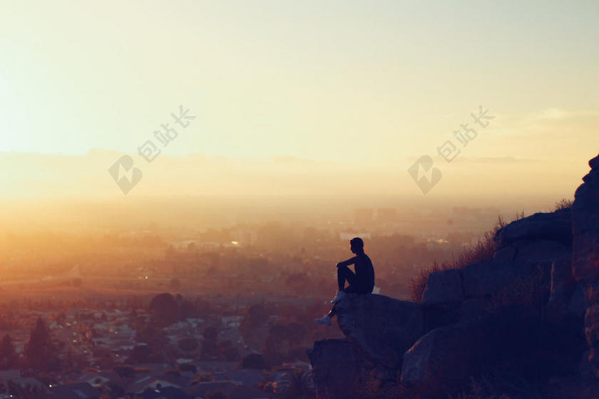 黄色旅游自然男人在山上看风景宣传背景图片