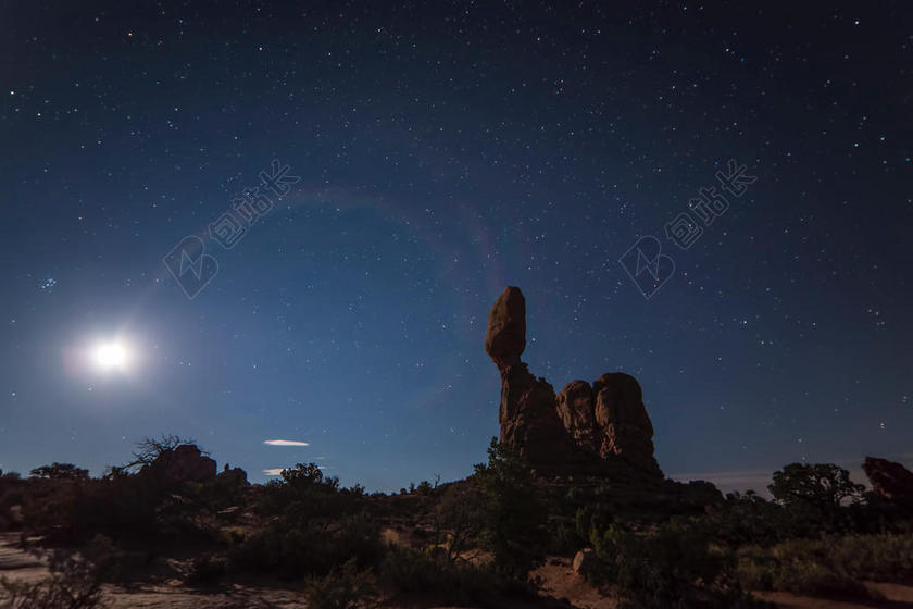 黑色夜晚石林自然景观旅游背景图片