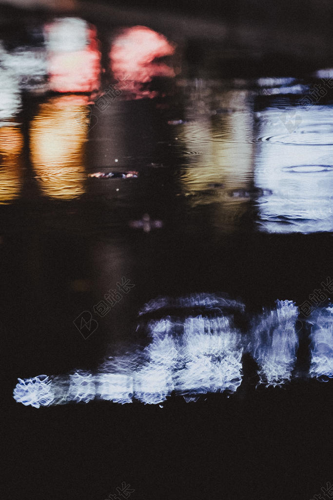 夜晚湖水上彩色的倒影背景图片