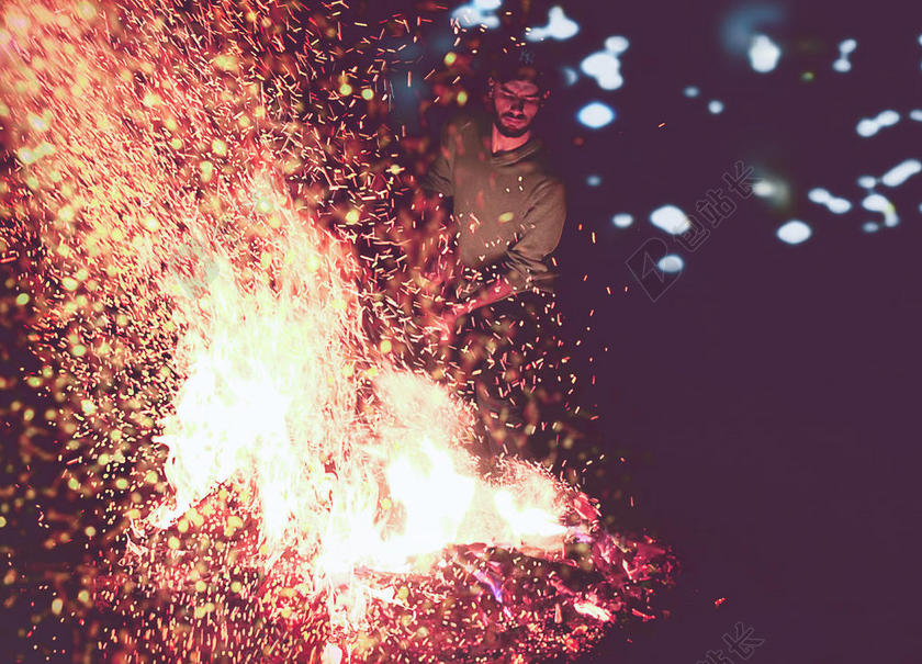 光影壮观男子在拨弄火花火花光影背景图片