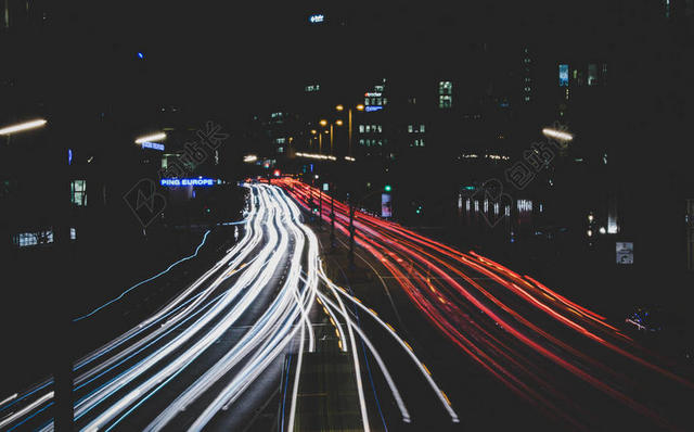 光影神秘黑夜中马路上的光束光影交通城市夜景背景图片