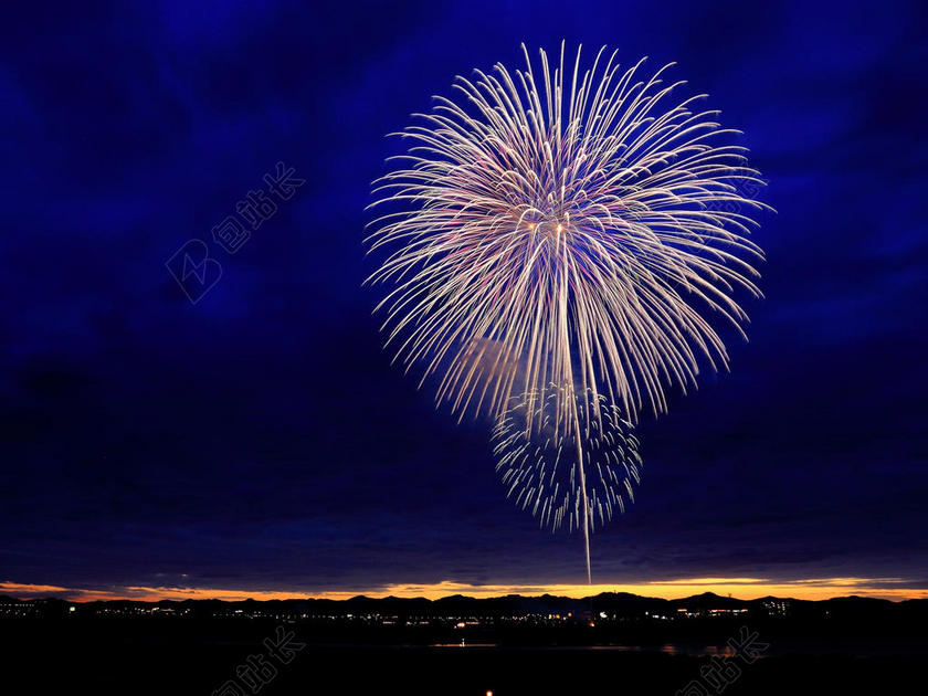 光影美丽蓝天上绽放的烟花美丽光影黑夜背景图片