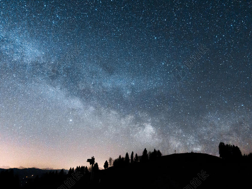 蓝黑绚烂繁星闪烁的天空山野星空山野夜晚背景图片