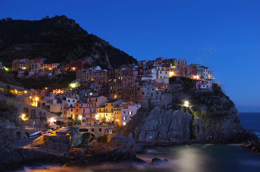 城市温馨山崖上的小镇夜景背景图片