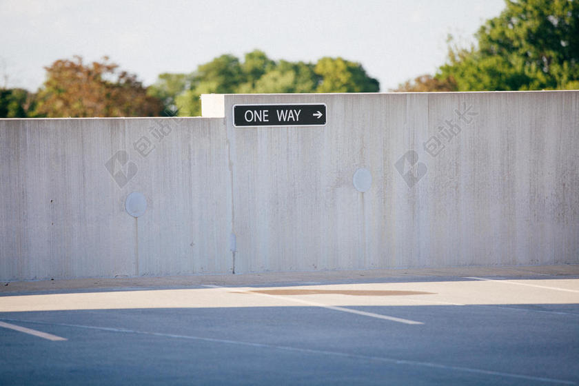 白绿标牌简单墙面上的标牌指示路牌背景图片