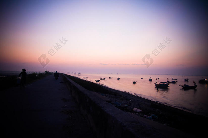 光影唯美黄昏时候的大海和船只旅游景点光影背景图片