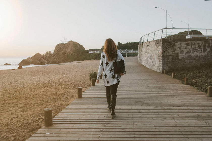 人时尚岸边行走的女人背景图片