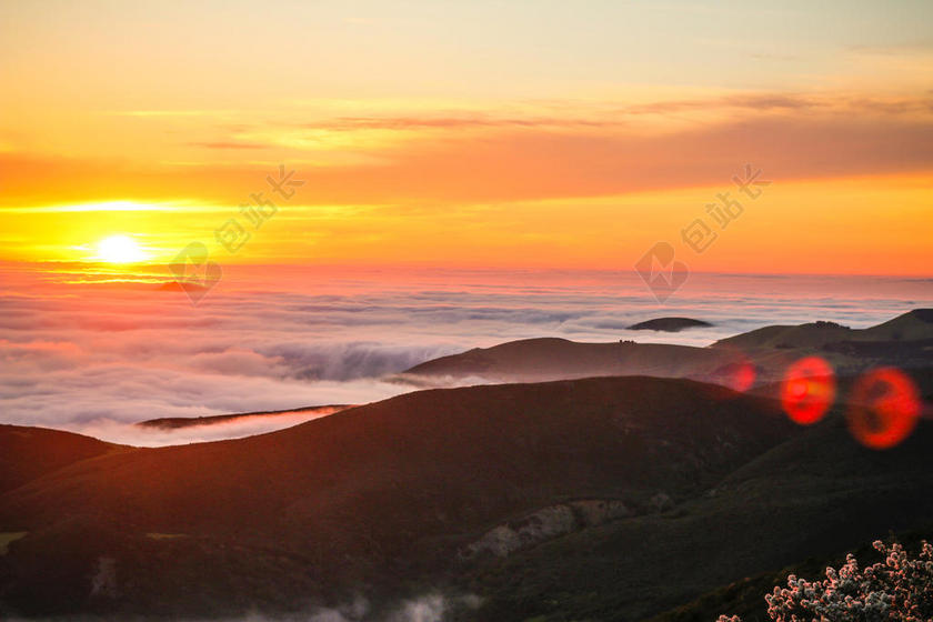 光影瑰丽夕阳下的云海群山自然光影落日背景图片
