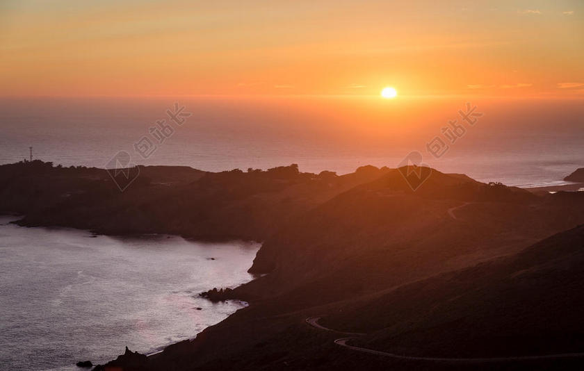 黄色旅游唯美日出山峰宣传背景图片