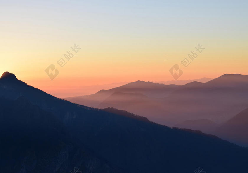 自然清晨的薄雾和山尖背景图片