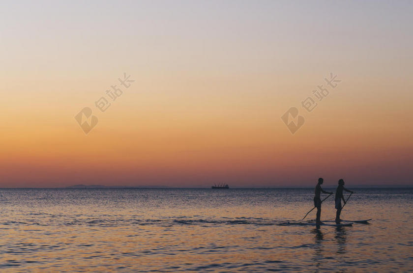 蓝色自然秀美天空海面船只人休闲自然大海背景图片