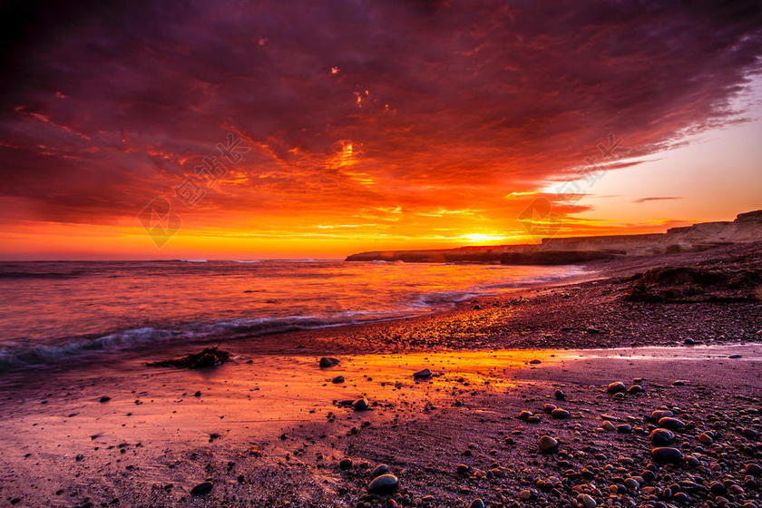 金色的彩霞和海滩背景图片