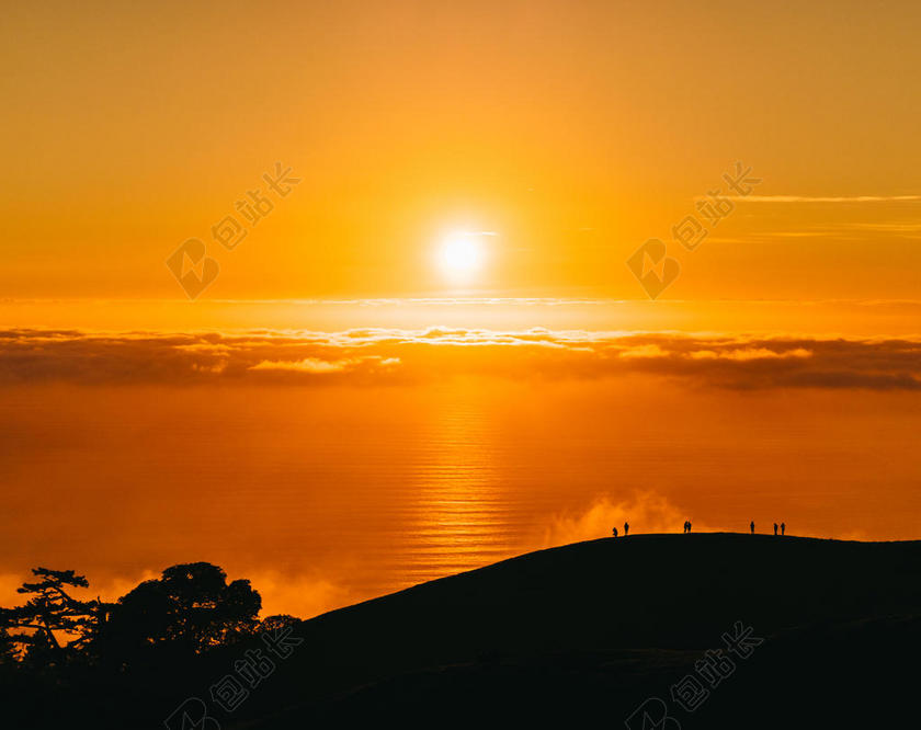 黄黑光影暖色太阳大海和群山自然光影背景图片